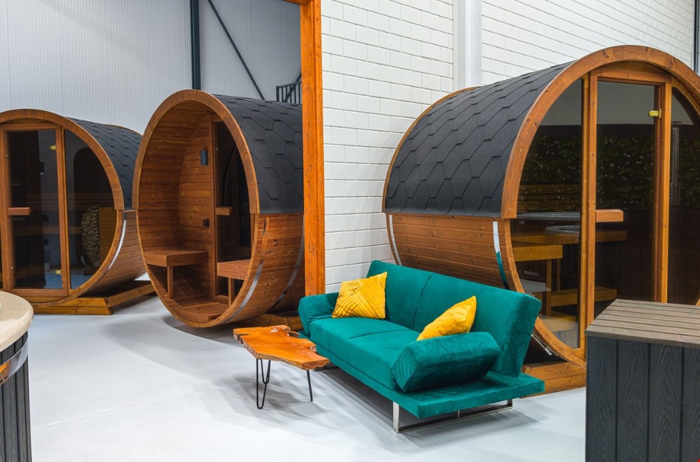 Direct uit voorraad voor het zomerseizoen. Waarom levertijd in 2026 de belangrijkste factor is bij aanschaf van een hottub of buitensauna